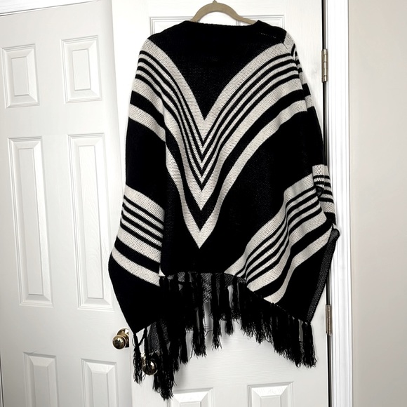 Forever 21 Short Sleeve Poncho Sweater (S/M) - Picture 3 of 3